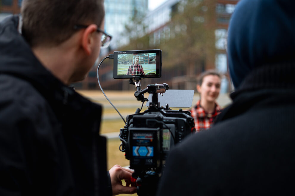 Kameraman zaznamenáva výpoveď respondentky do interného videa, interné firemné a HR videá, Shape Production