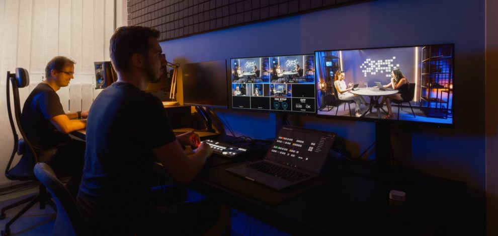 Réžia podcastového štúdia Shape so strihačom a zvukárom, zvukovou a záznamovou technikou, strižňou a náhľadovými monitormi počas nahrávania video podcastu.